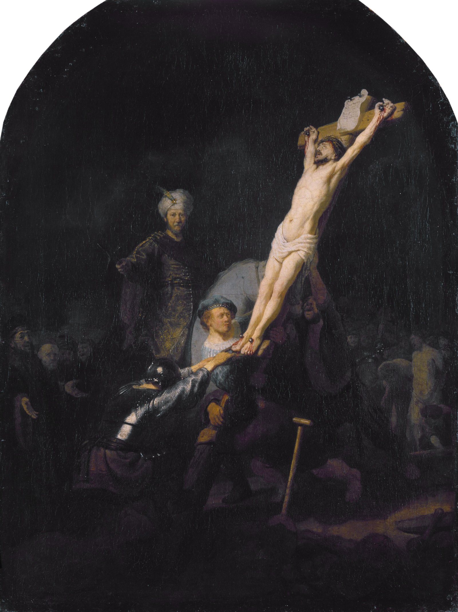 Pintura de Rembrandt em que homens erguem a cruz com Cristo, sob uma luz forte que vem do alto