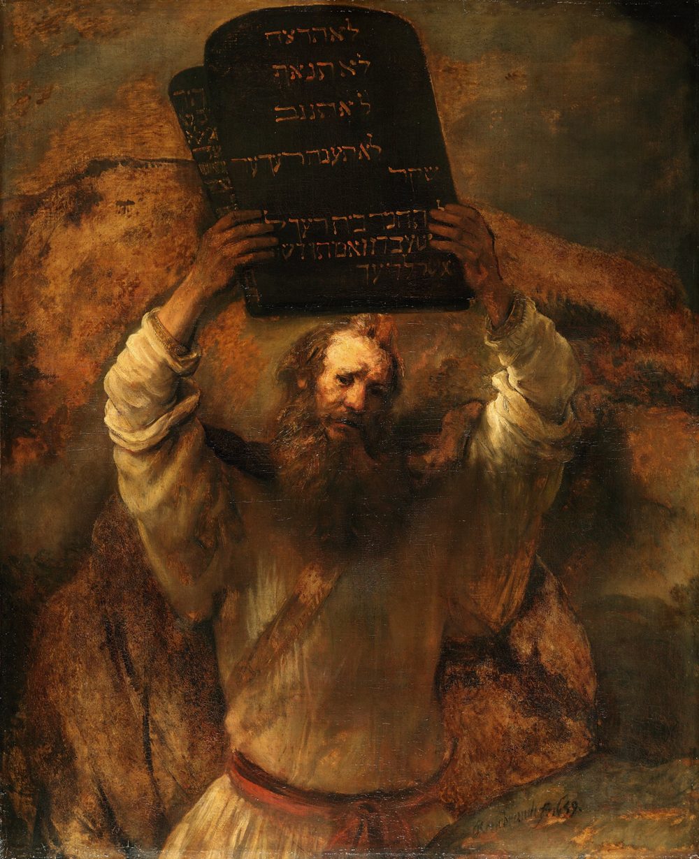 Pintura de Moisés segurando as tábuas da lei, de barba branca e manto escuro