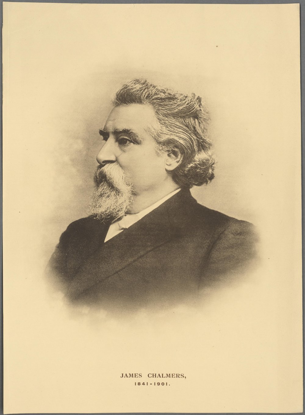 Retrato em fotogravura do missionário James Chalmers, de barba grisalha e traje escuro
