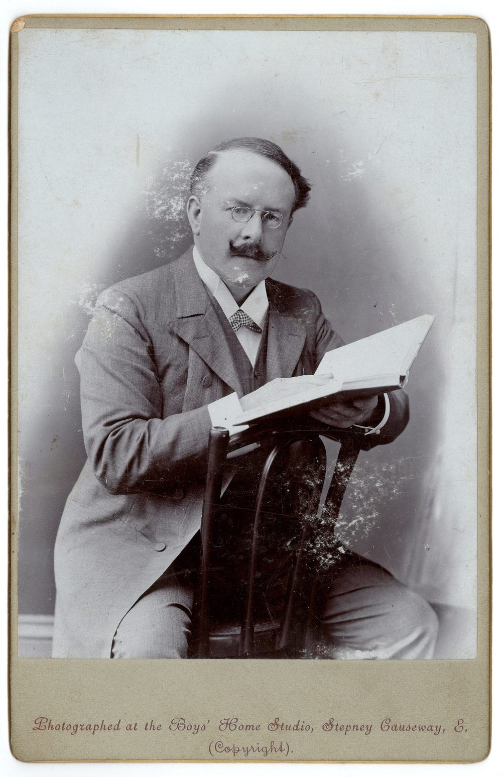 Retrato de estúdio de Thomas John Barnardo, fundador dos lares para órfãos de Londres