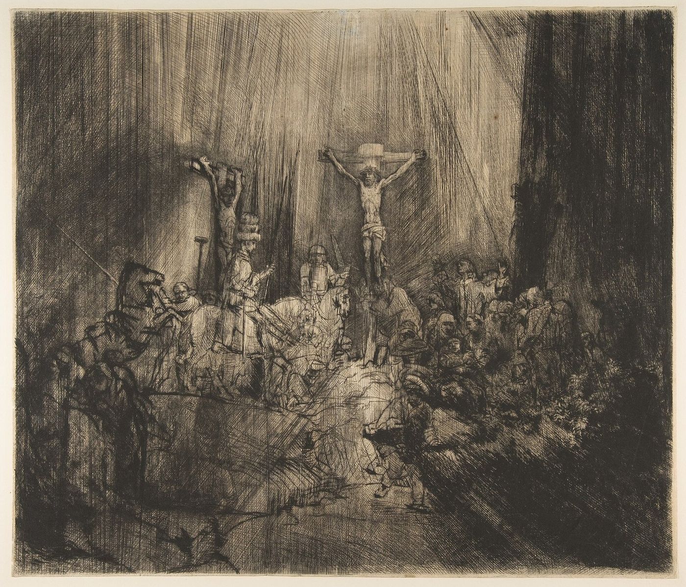 Gravura de Rembrandt: Cristo crucificado entre os dois ladrões, com raios de luz sobre a cruz e a multidão ao redor