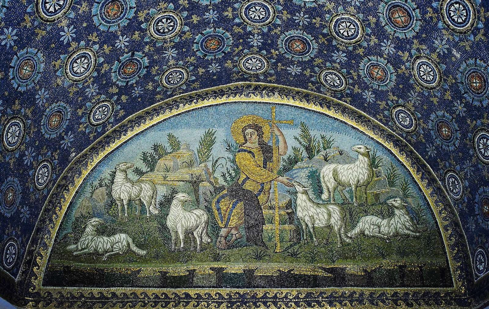 Mosaico de Cristo como o Bom Pastor, sentado entre ovelhas, com a cruz na mão