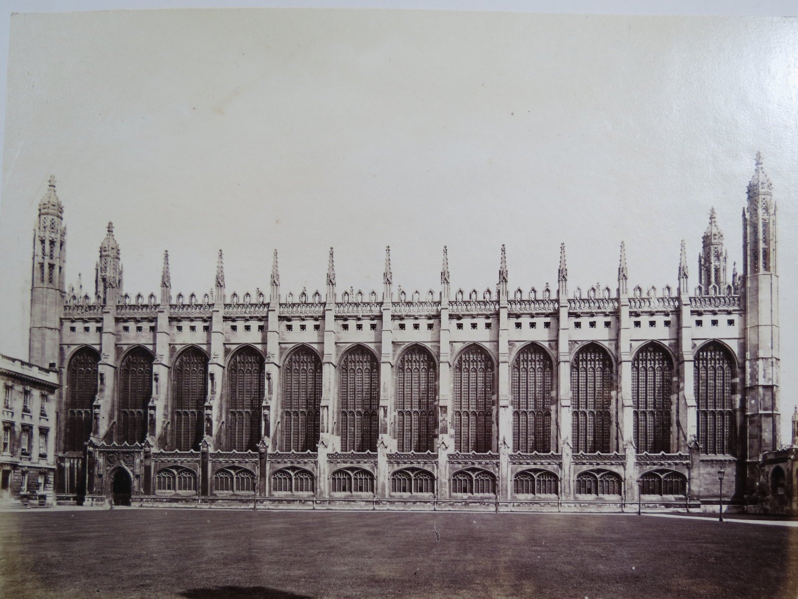 Fotografia antiga da capela do King's College, em Cambridge, com suas torres e janelas góticas
