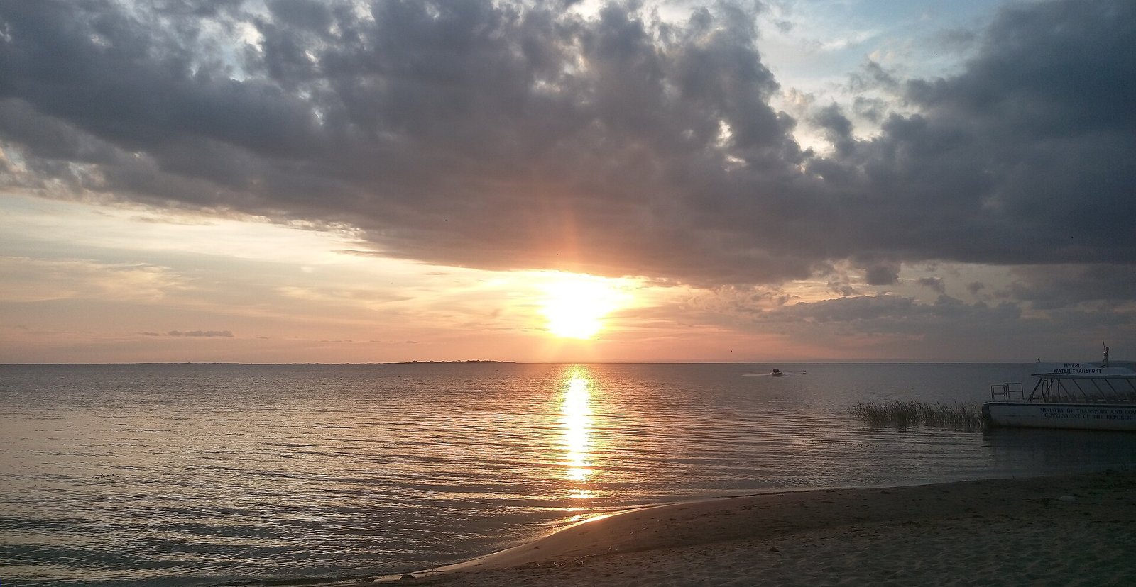 Pôr do sol sobre o lago Mweru, na fronteira entre a Zâmbia e o Congo, região onde Crawford serviu por 37 anos