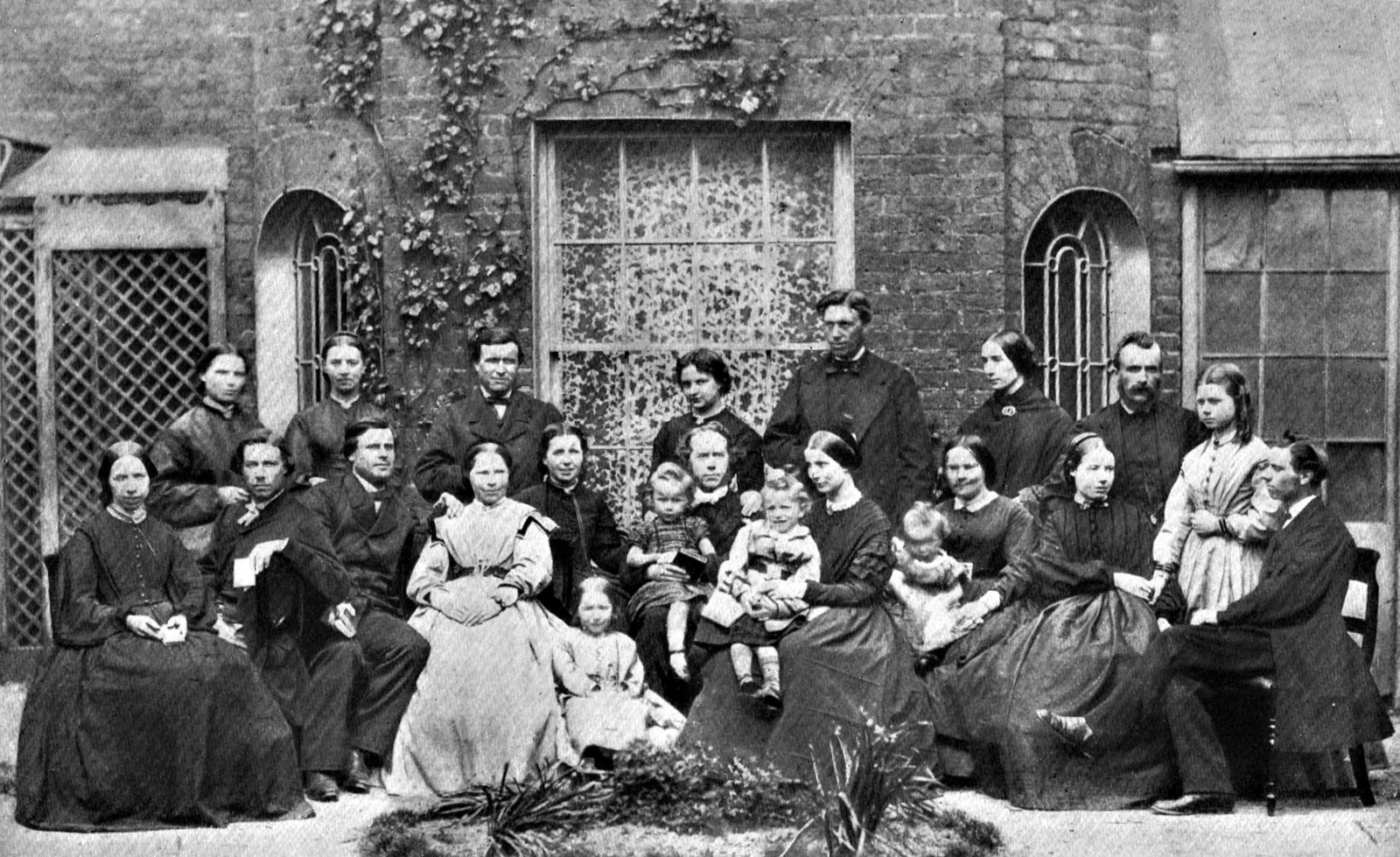 Fotografia de 1866 do grupo de missionários do navio Lammermuir, com Hudson Taylor, a família e os companheiros da Missão para o Interior da China