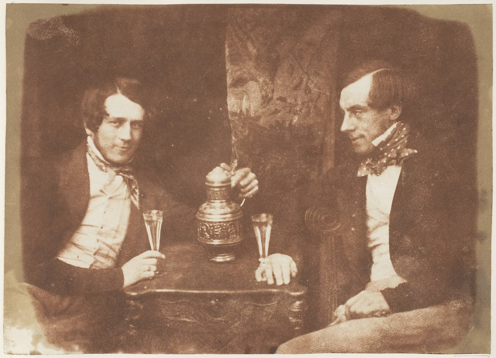 Fotografia antiga de Sir James Young Simpson sentado ao lado de outro homem, em traje do século XIX