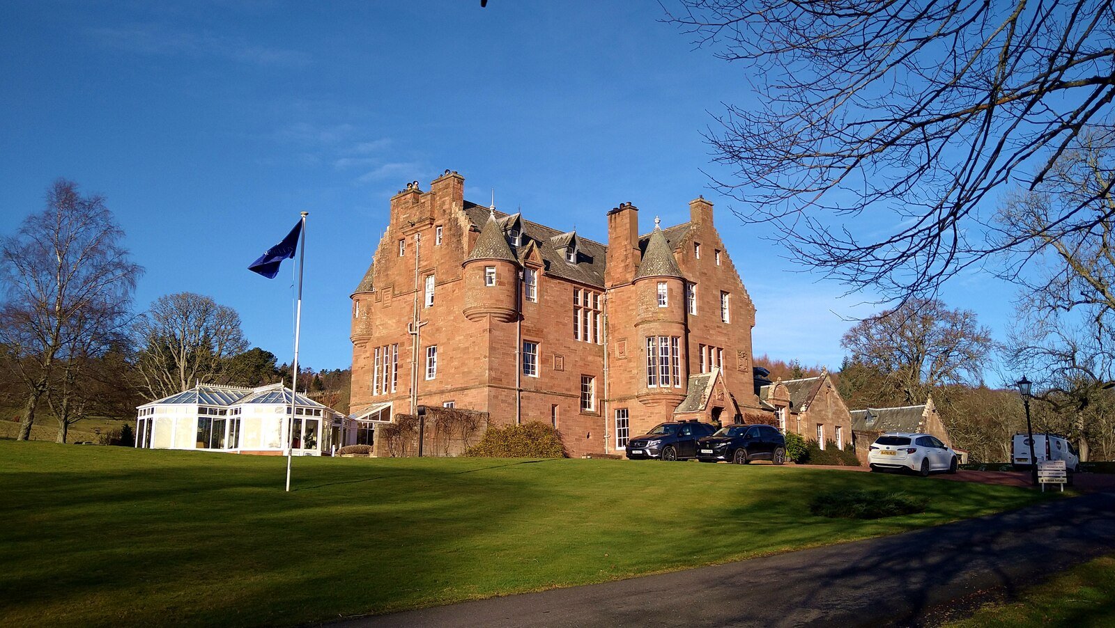 Fachada de Cringletie House, casa senhorial de pedra em Peeblesshire, na Escócia