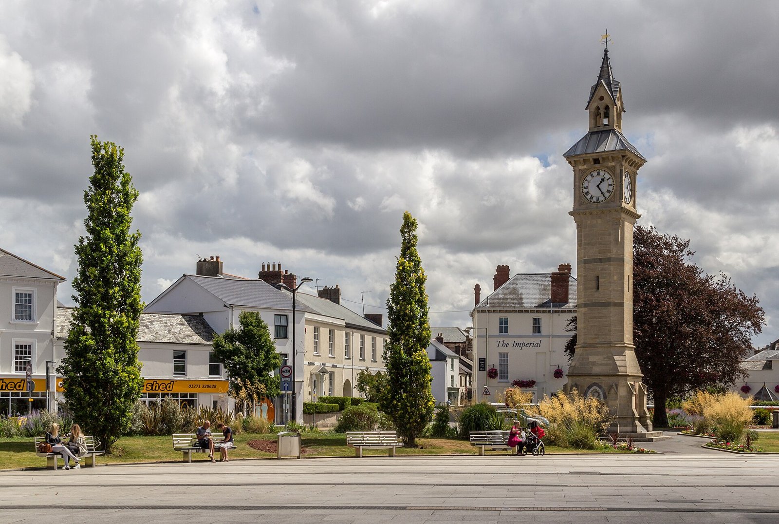 Torre do relógio Albert Memorial no centro de Barnstaple, em Devon, Inglaterra, com casas e praça ao redor
