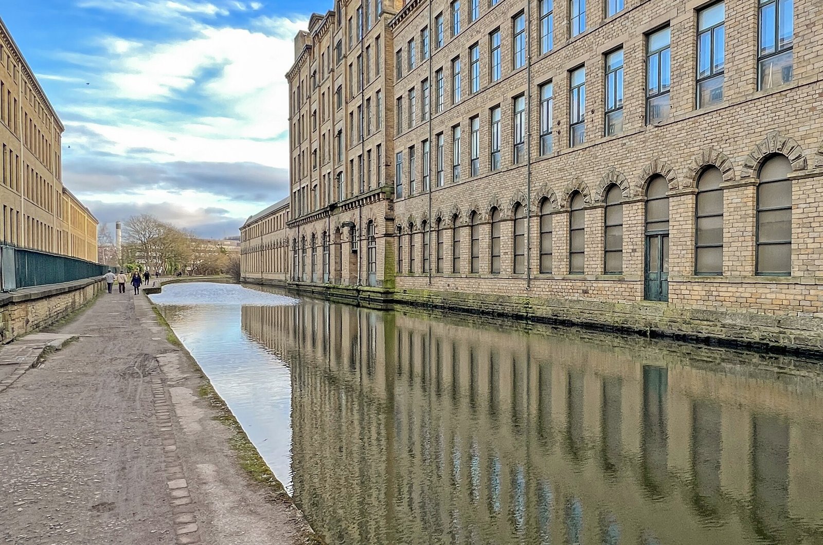 Fachada de tijolos da Salt's Mill, a antiga fábrica de Titus Salt, à margem do canal em Saltaire