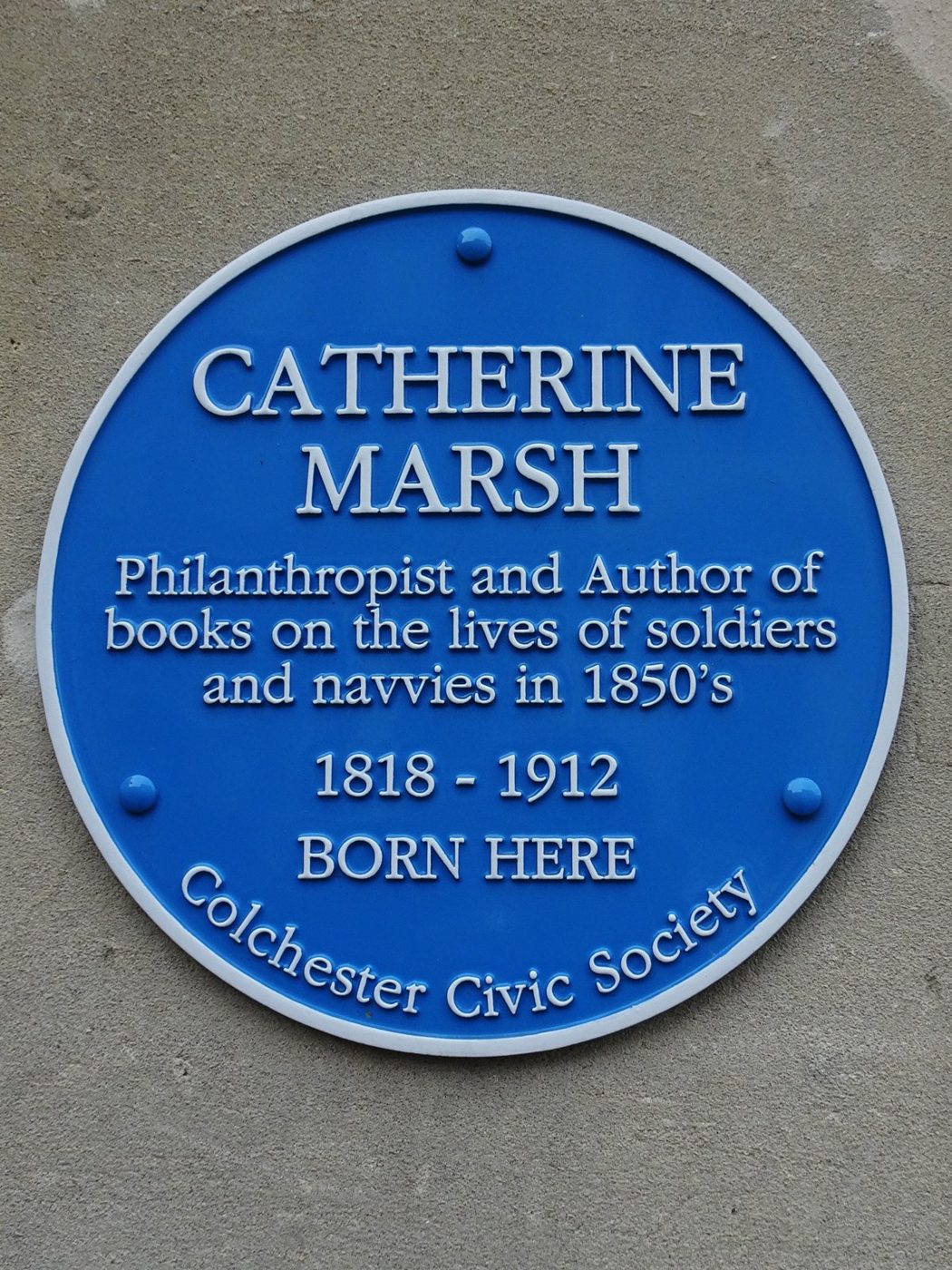 Placa azul em homenagem a Catherine Marsh, filantropa e autora de livros sobre a vida de soldados, em Colchester