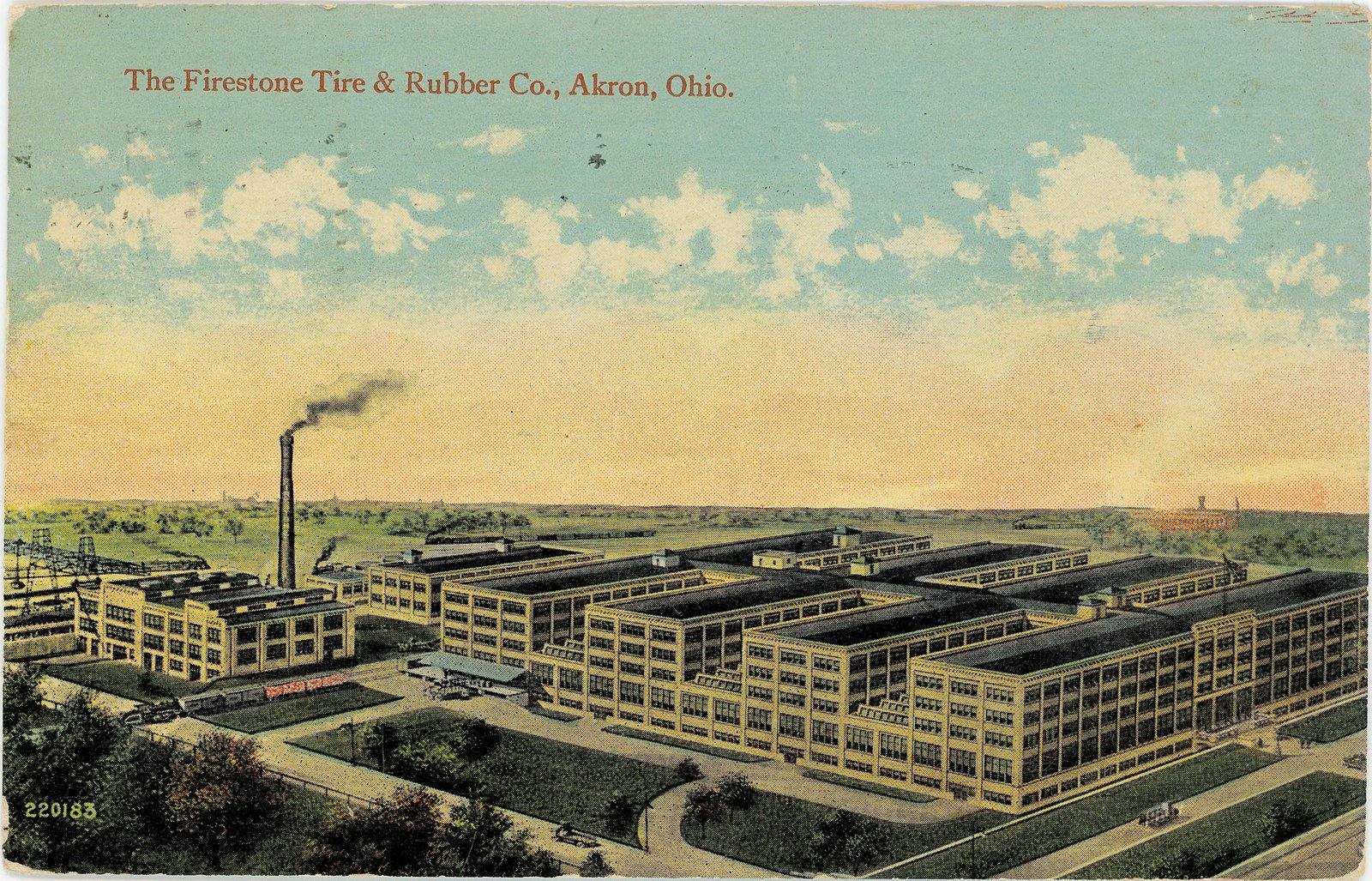 Cartão-postal colorido de uma grande fábrica de pneus em Akron, Ohio, com chaminé fumegando