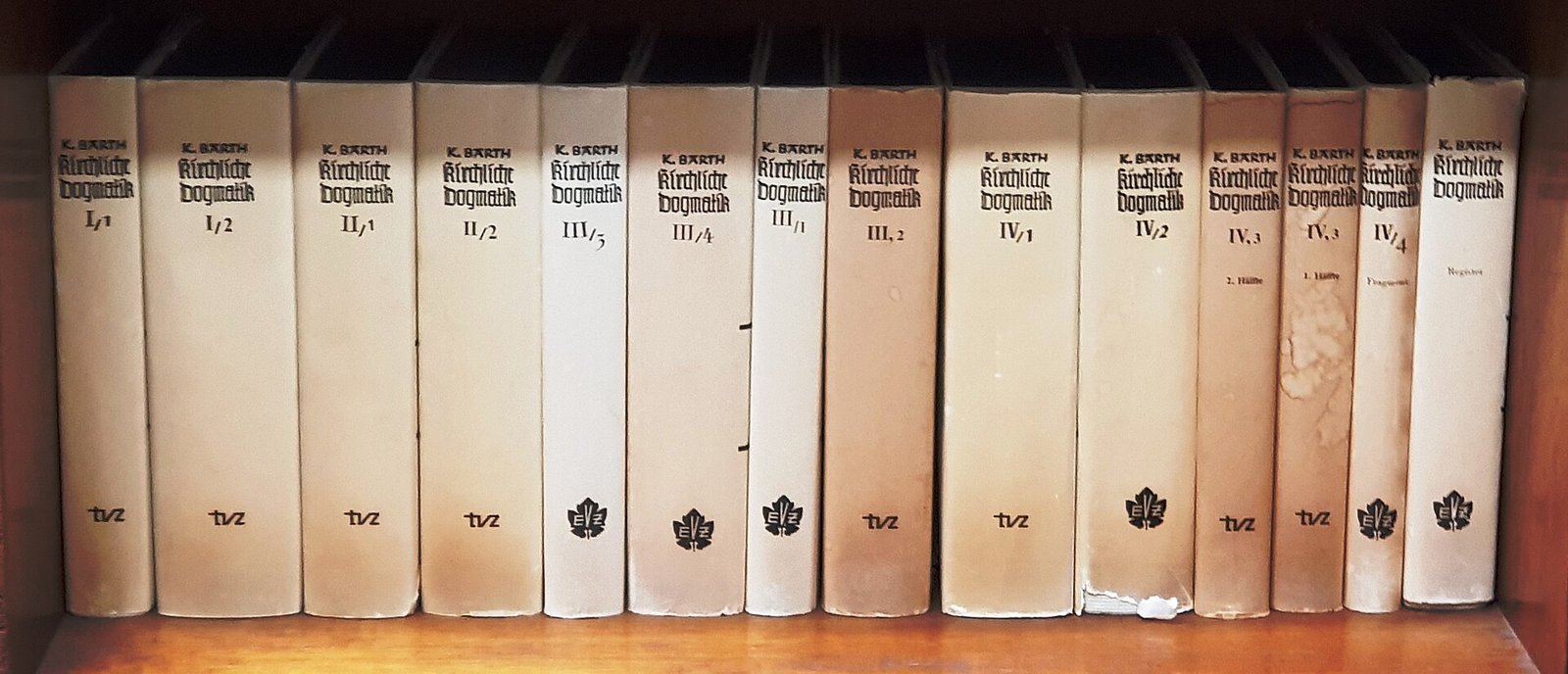 Estante com os volumes da Kirchliche Dogmatik, a Dogmática da Igreja de Karl Barth, em edição alemã