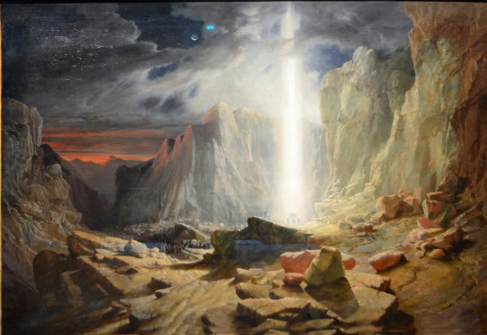 Pintura de uma coluna de luz sobre um desfiladeiro rochoso, com a multidão dos israelitas atravessando o deserto à noite