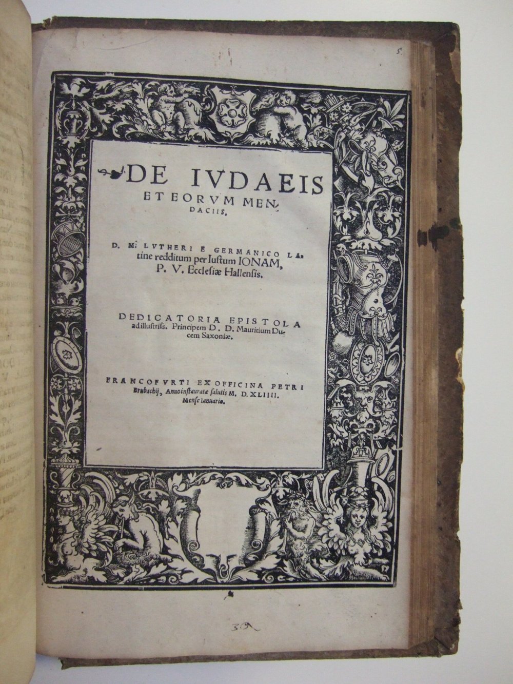 Página de rosto da edição latina de Martinho Lutero, Sobre os judeus e suas mentiras, impressa em Frankfurt em 1544