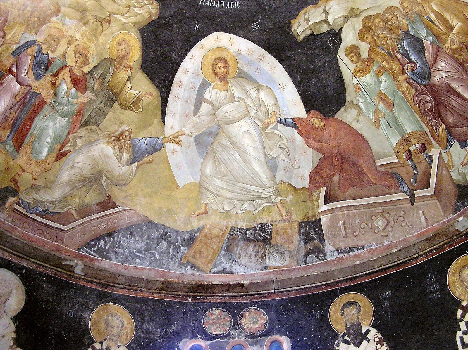 Afresco bizantino da Anastasis: Cristo, com a cruz, puxa Adão e Eva dos sepulcros, sobre as portas quebradas da morte