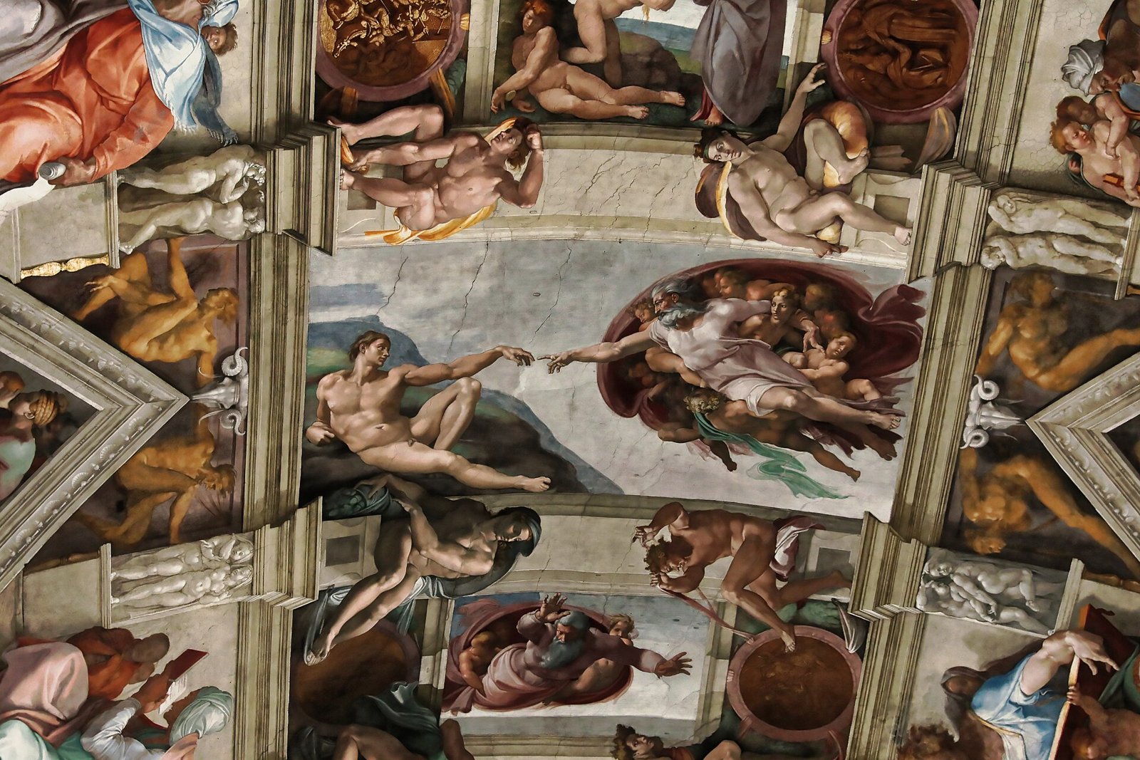 Afresco de Michelangelo no teto da Capela Sistina: Deus estende o dedo a Adão, que recosta no chão e estende a mão