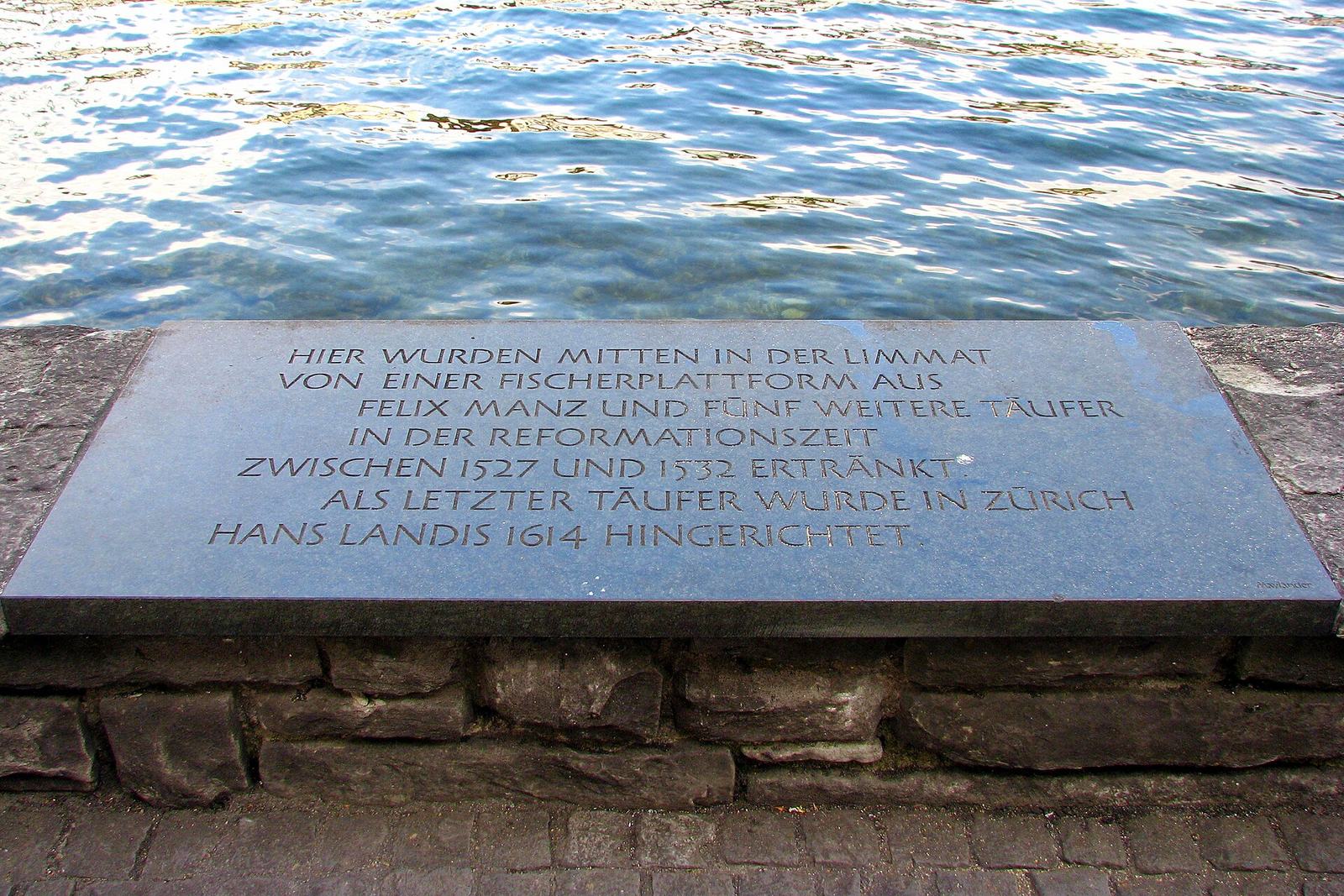 Placa de granito à beira do rio Limmat, em Zurique, em memória de Felix Manz e dos anabatistas afogados ali
