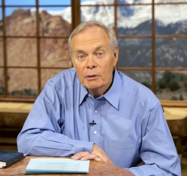 Retrato de Andrew Wommack durante um programa de televisão