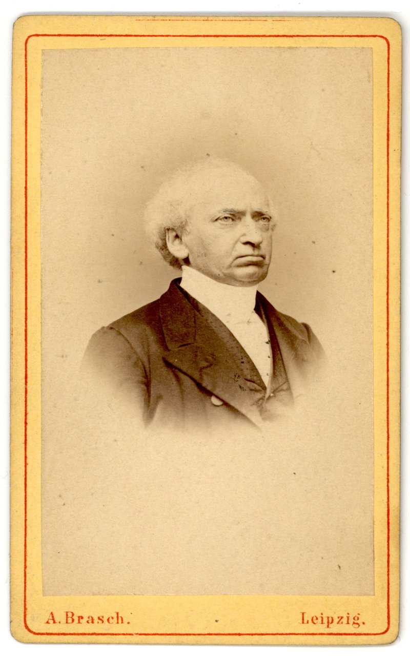Retrato fotográfico de Franz Delitzsch, de cabelos brancos e casaco escuro
