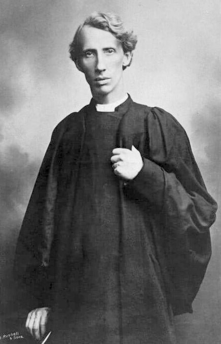 Retrato de G. Campbell Morgan de pé, de beca, com a mão no peito