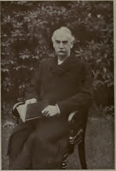 Retrato de James Hope Moulton sentado num jardim, com um livro nas mãos