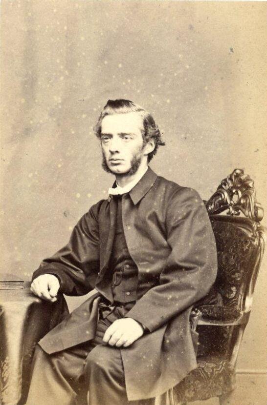 Retrato de John Shaw Banks jovem, de barba no queixo, sentado numa cadeira de estúdio