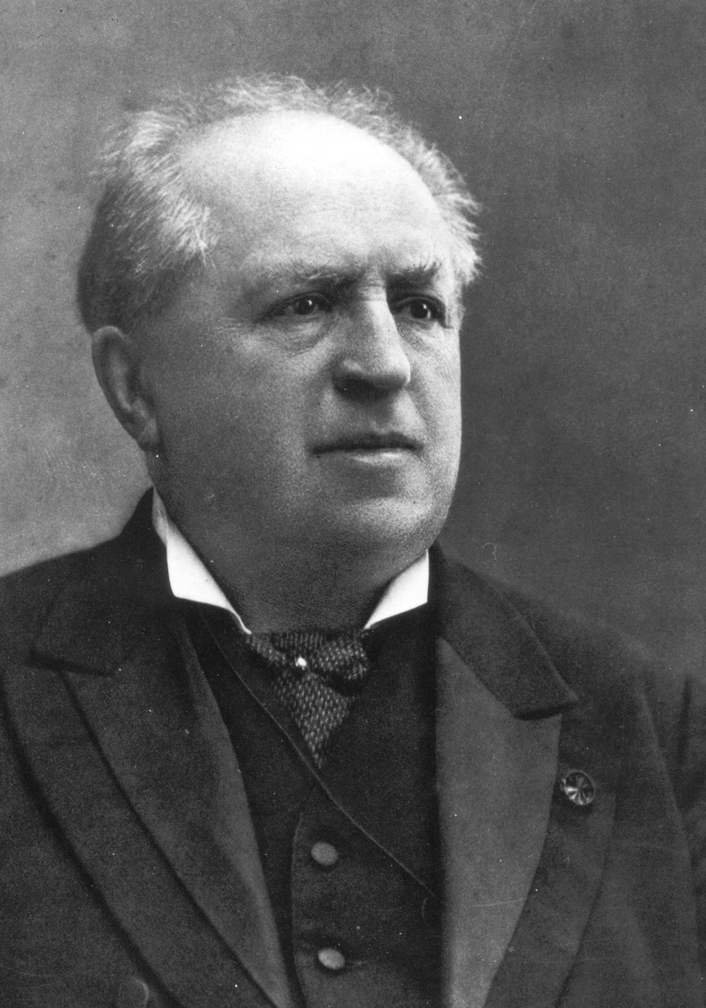 Retrato fotográfico de Abraham Kuyper, em 1905, de terno escuro