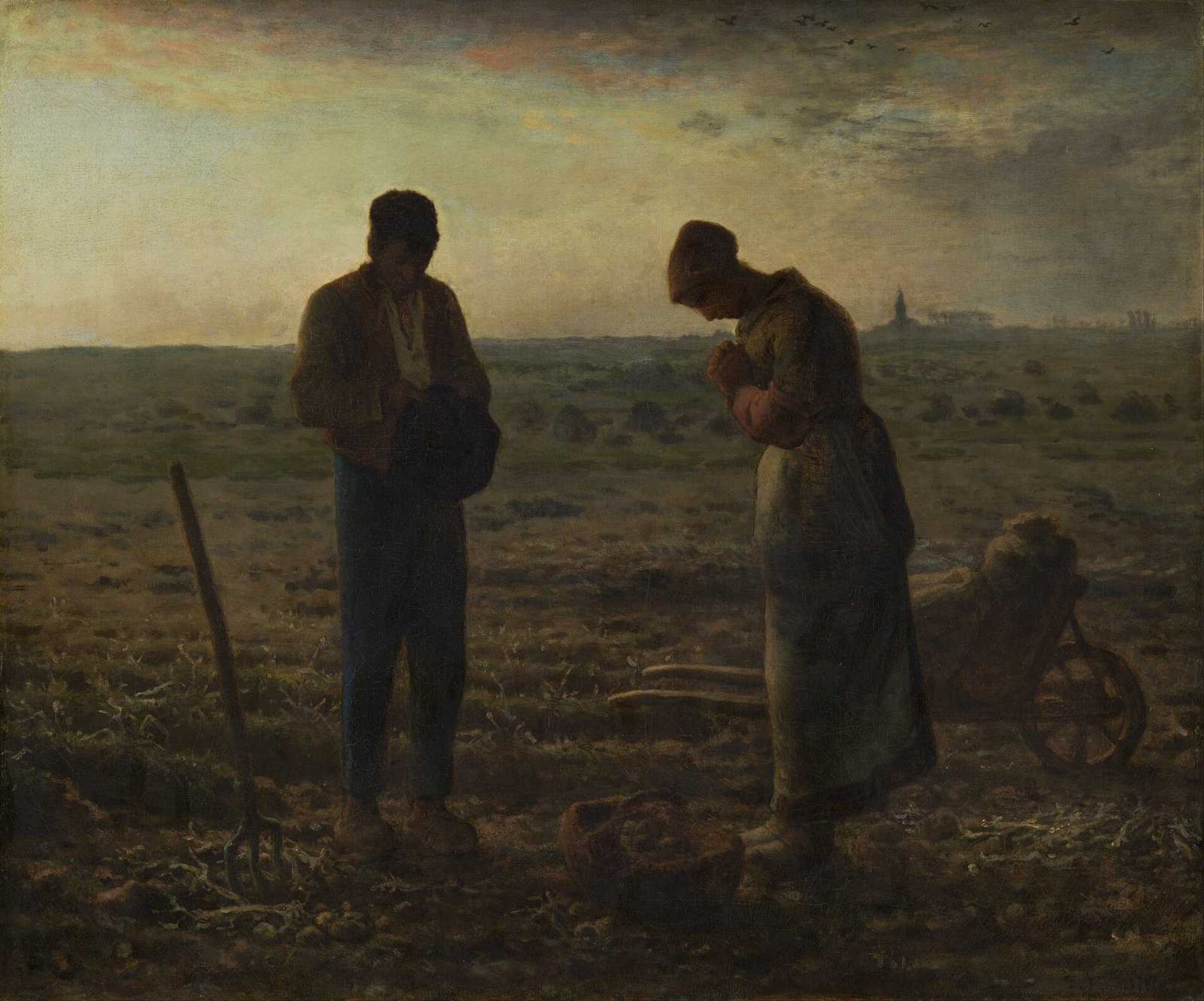 Um casal de camponeses para no meio do campo, de cabeça baixa, para orar ao fim do dia