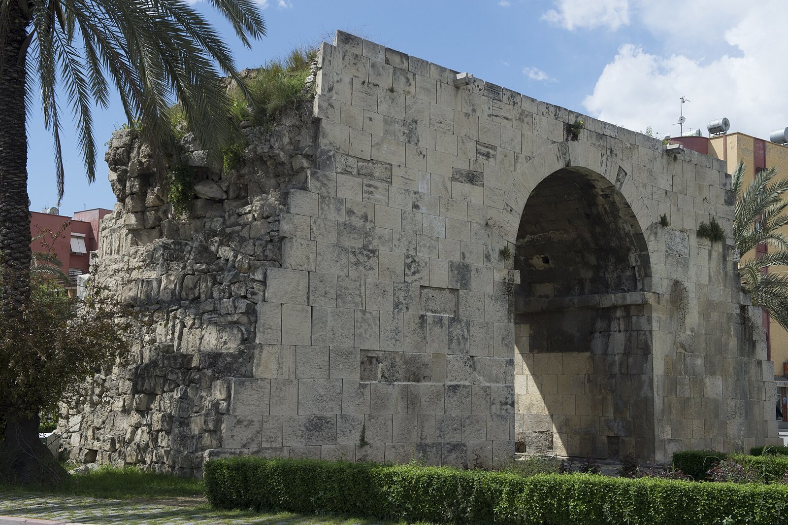 A Porta de Cleópatra, antigo portão de pedra da cidade de Tarso, na Turquia