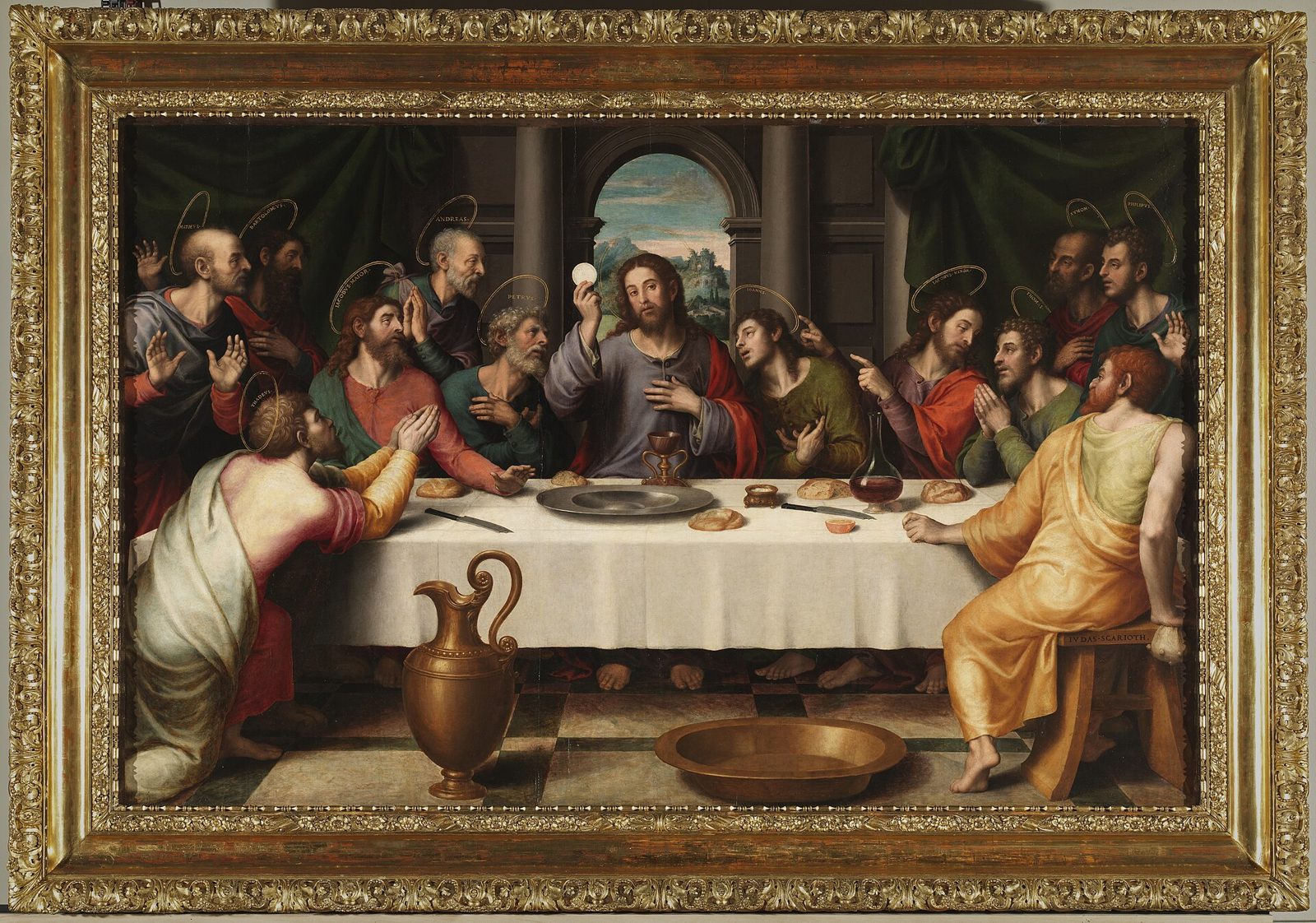 Jesus e os doze à mesa no cenáculo, em pintura renascentista espanhola, com o pão e o cálice no centro da cena