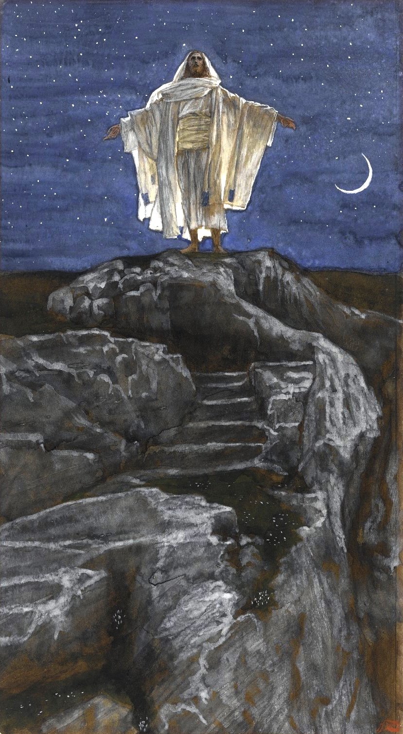 Jesus, de pé no alto de um monte de pedra, ora de braços abertos sob um céu noturno cheio de estrelas, com a lua crescente ao lado