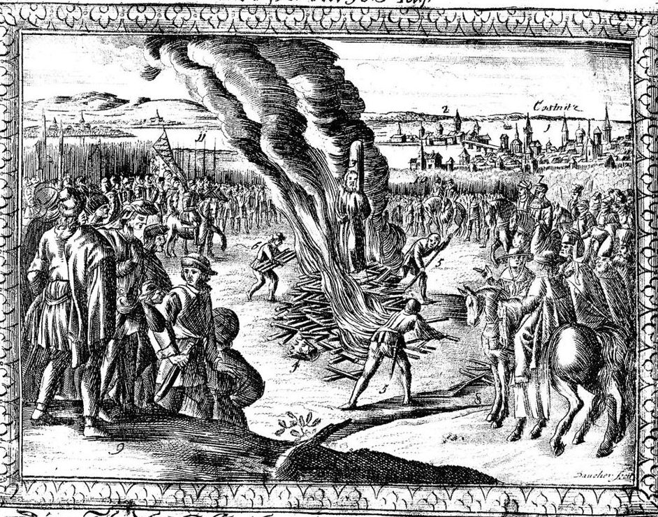 Gravura de Jan Hus amarrado ao poste, sobre a pilha de lenha em chamas, cercado por guardas e por uma multidão, com a cidade de Constança ao fundo