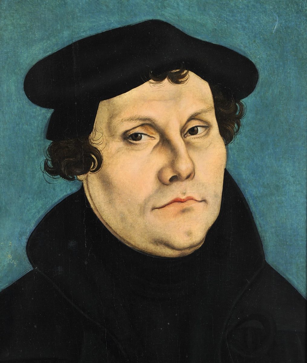 Retrato de Martinho Lutero, de perfil três quartos, com barrete escuro e manto de pele, pintado por Lucas Cranach, o Velho