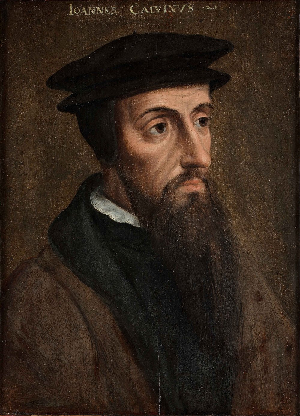 Retrato de João Calvino, de perfil, com barba e barrete preto, pintura anônima do século 16