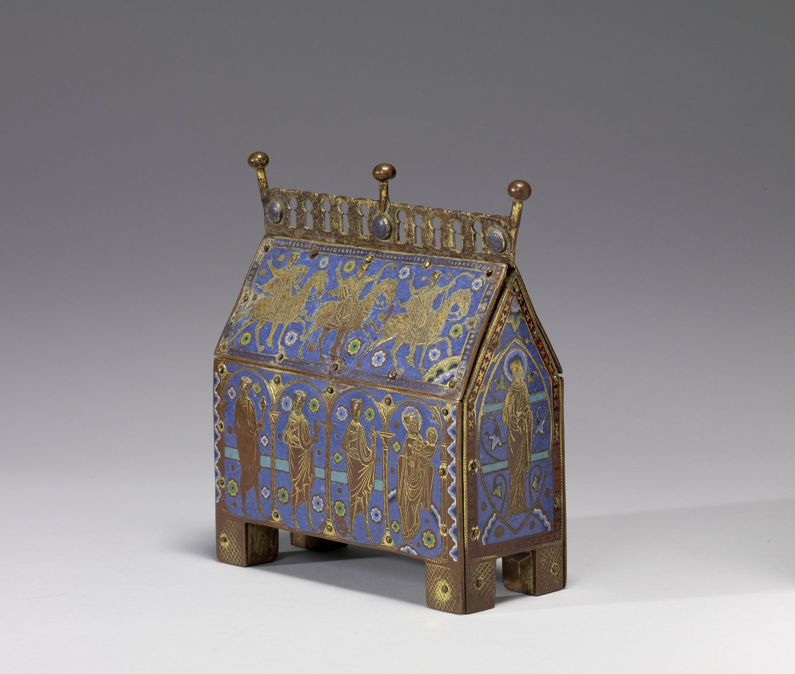 Relicário medieval francês em forma de pequena casa, decorado com a adoração dos Magos