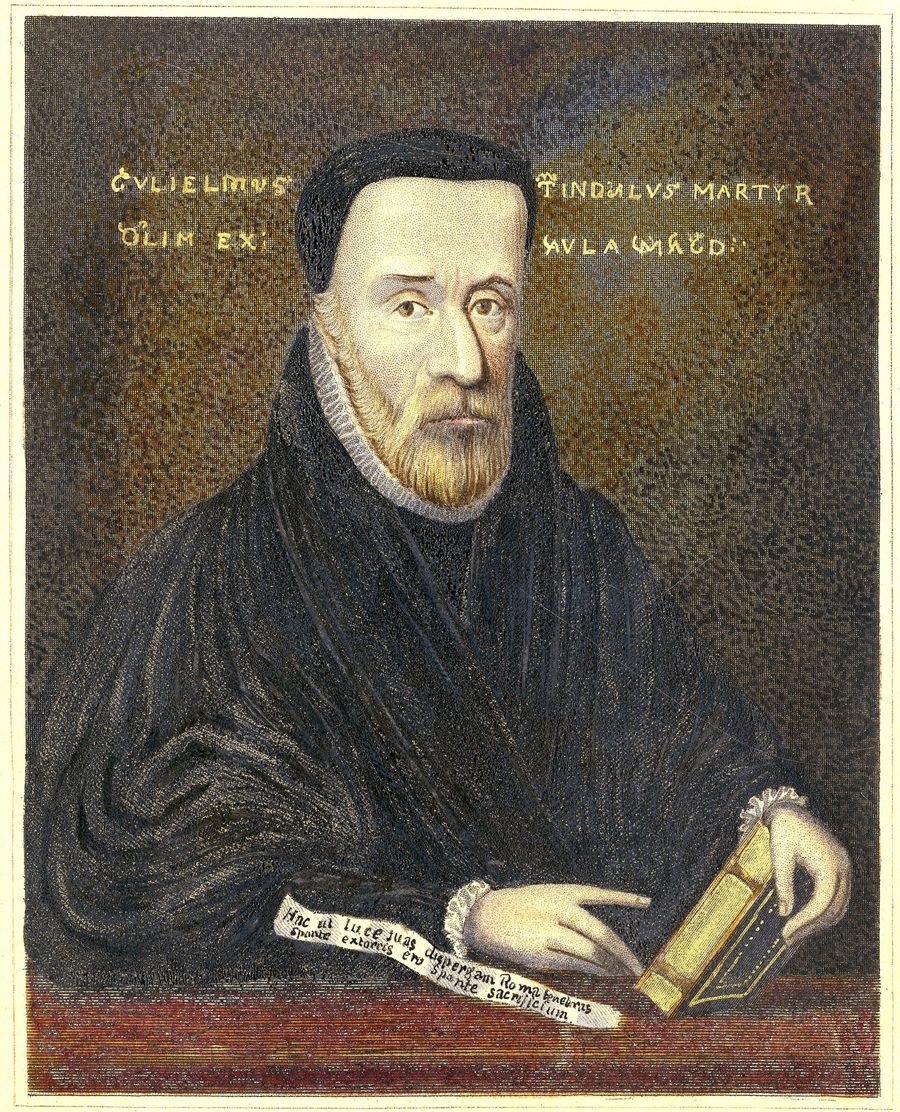 Retrato gravado de William Tyndale, de perfil, com barba e gorro, em moldura oval