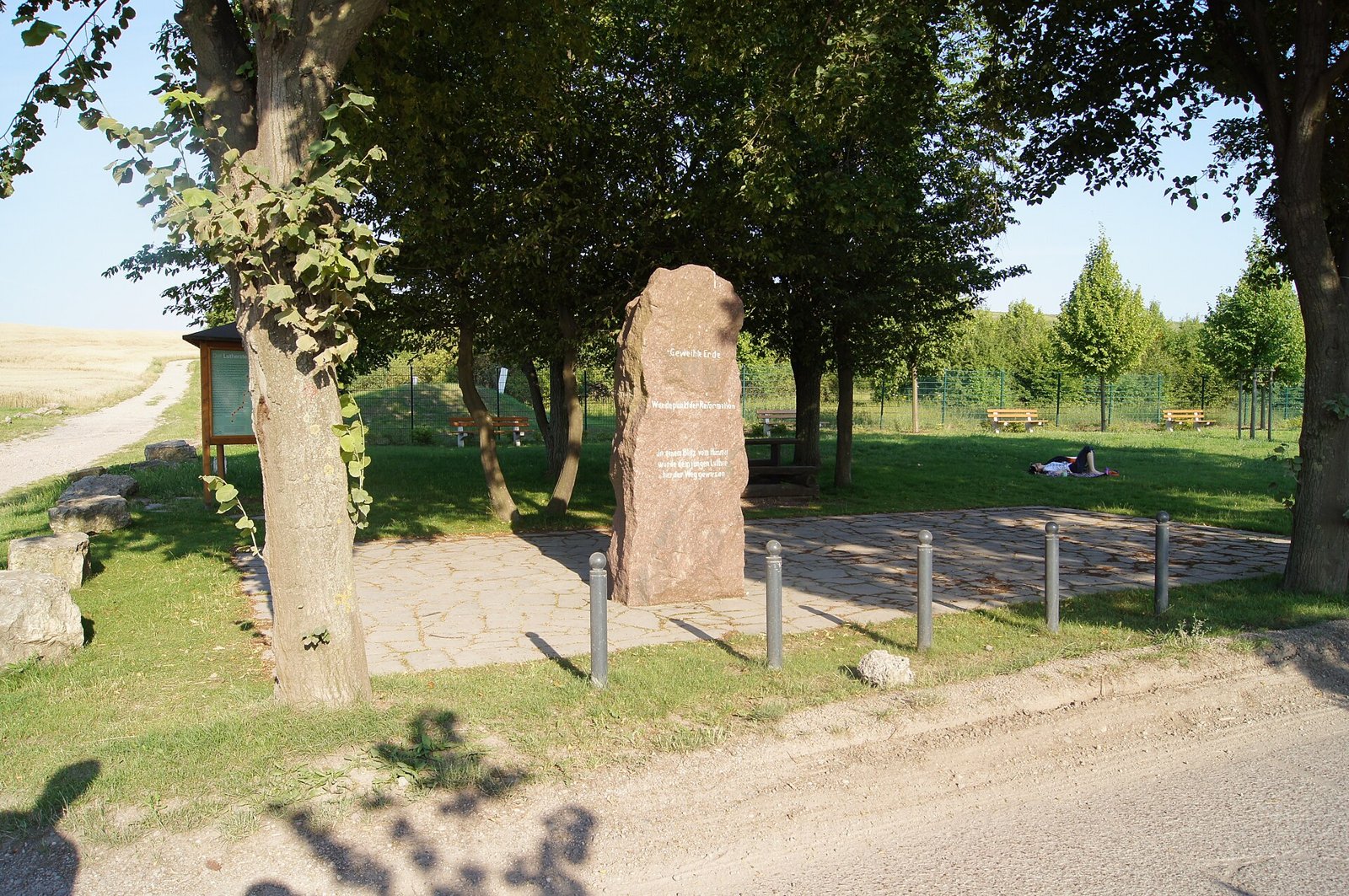 Pedra memorial de arenito no campo perto de Stotternheim, onde Lutero fez o voto na tempestade de 1505