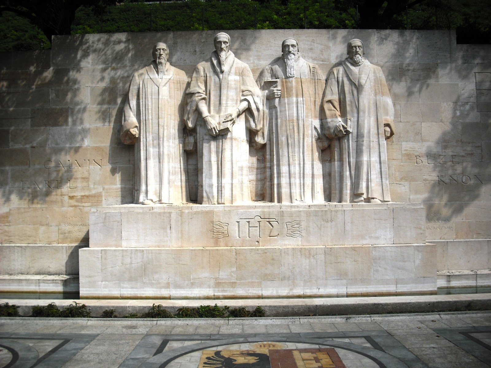 Muro dos Reformadores em Genebra, com as estátuas de Farel, Calvino, Beza e Knox