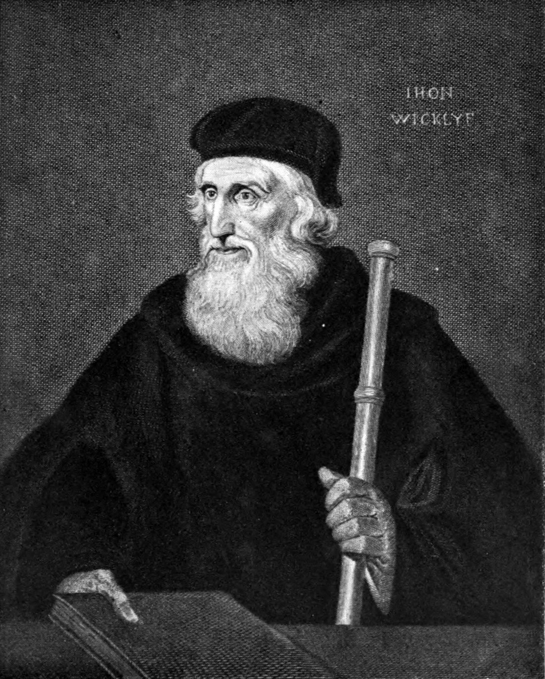 Retrato de John Wycliffe, idoso, de barba branca e barrete preto, com um cajado na mão e a mão esquerda apoiada sobre um grande livro
