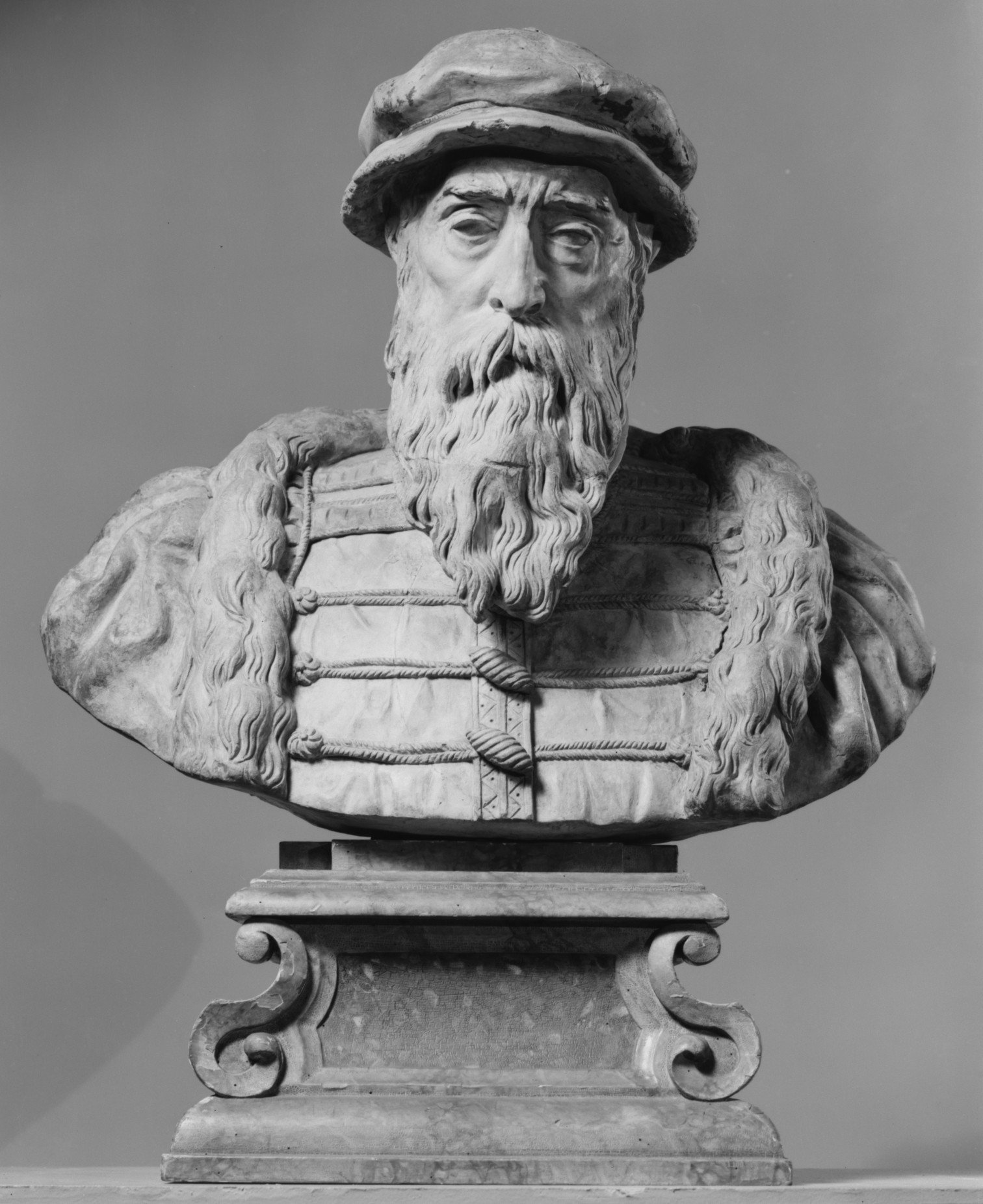 Busto de Bernard Palissy, ceramista huguenote, com barba e roupa do século XVI