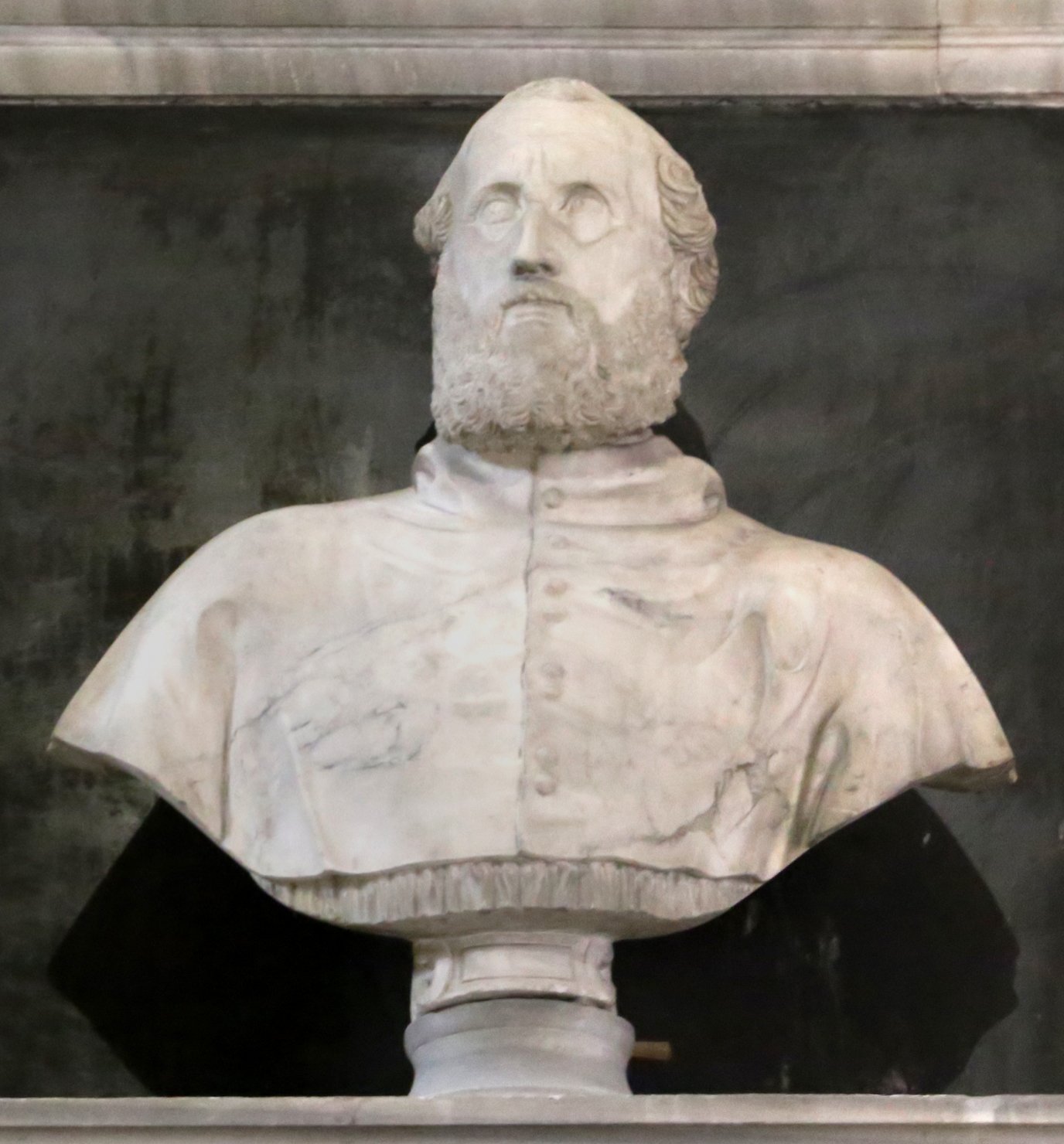 Busto de mármore do cardeal Gasparo Contarini, de barba e óculos, no monumento da capela Contarini