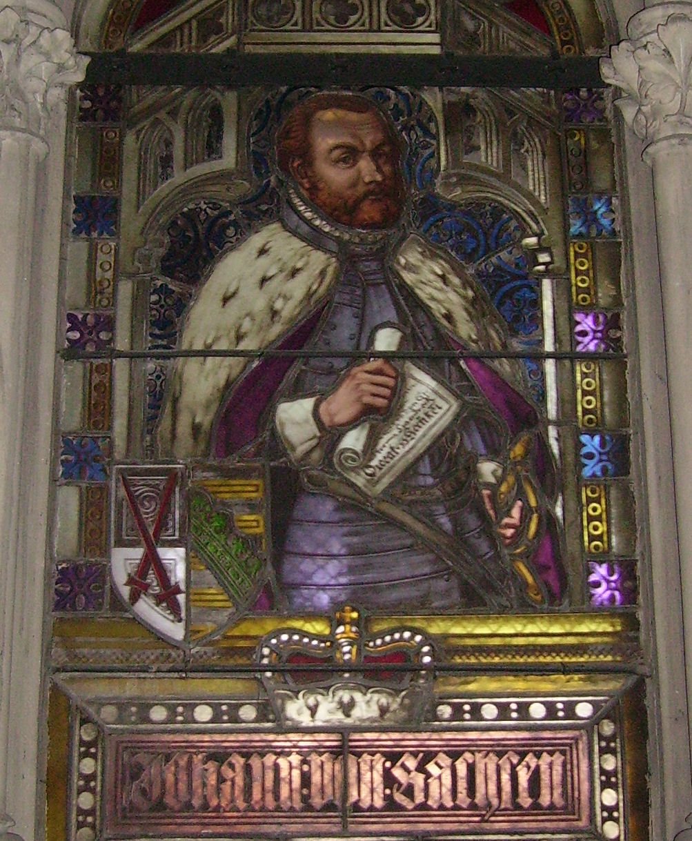 Vitral que mostra João, o Constante, eleitor da Saxônia, de manto de pele e com um pergaminho na mão
