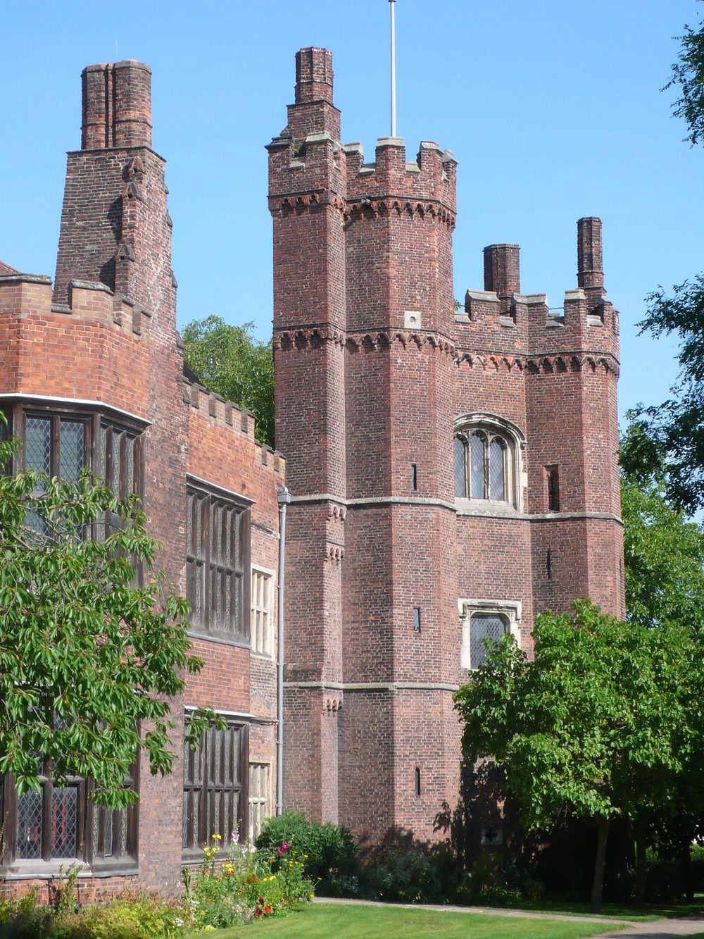 Torre de tijolos vermelhos da Gainsborough Old Hall, na Inglaterra