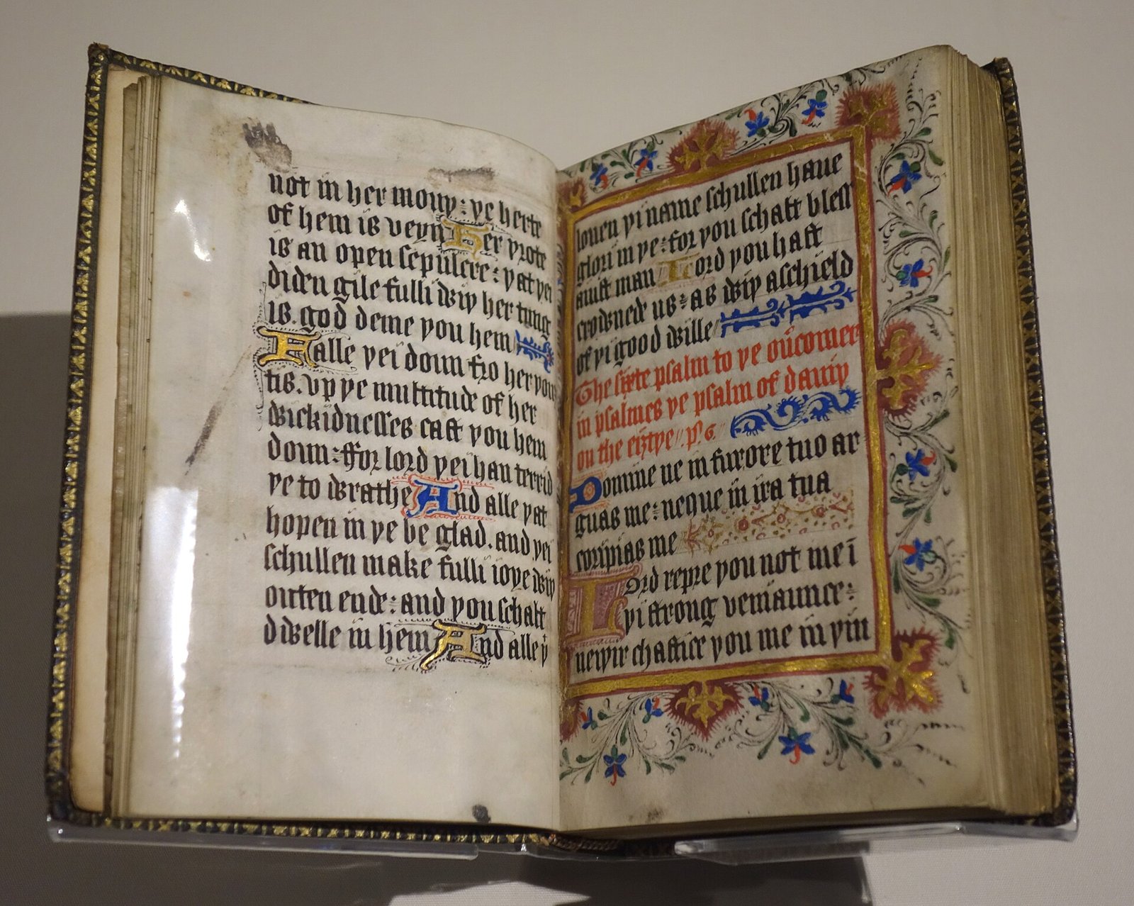 Saltério wiclifita em inglês medieval, aberto no Salmo 6, exposto na Biblioteca Britânica